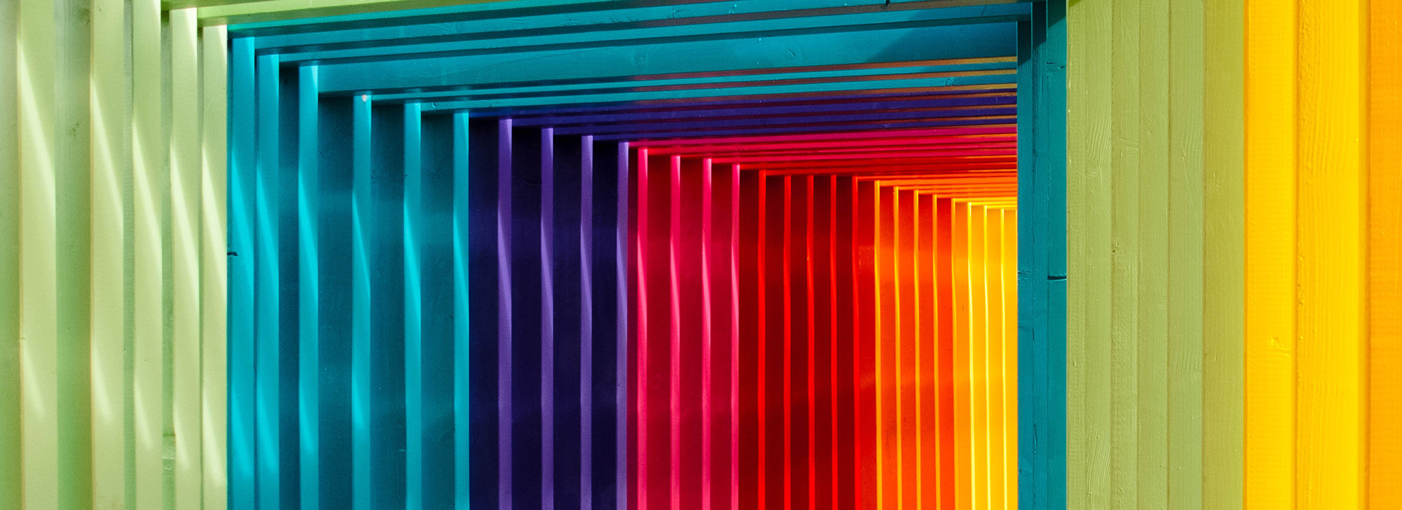 foto van een poort in regenboogkleuren