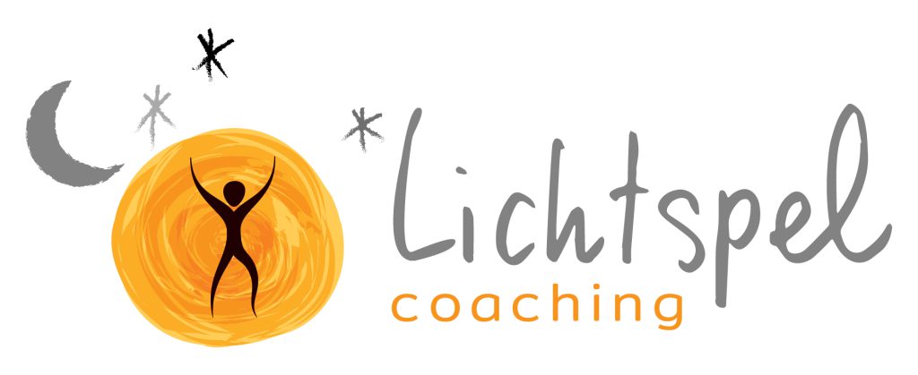 logo met de tekst 'Lichtspel coaching' met als beeld een dansende zwarte mensfiguur over een oranje zonneschijf, omringd met grijze maan en sterren.