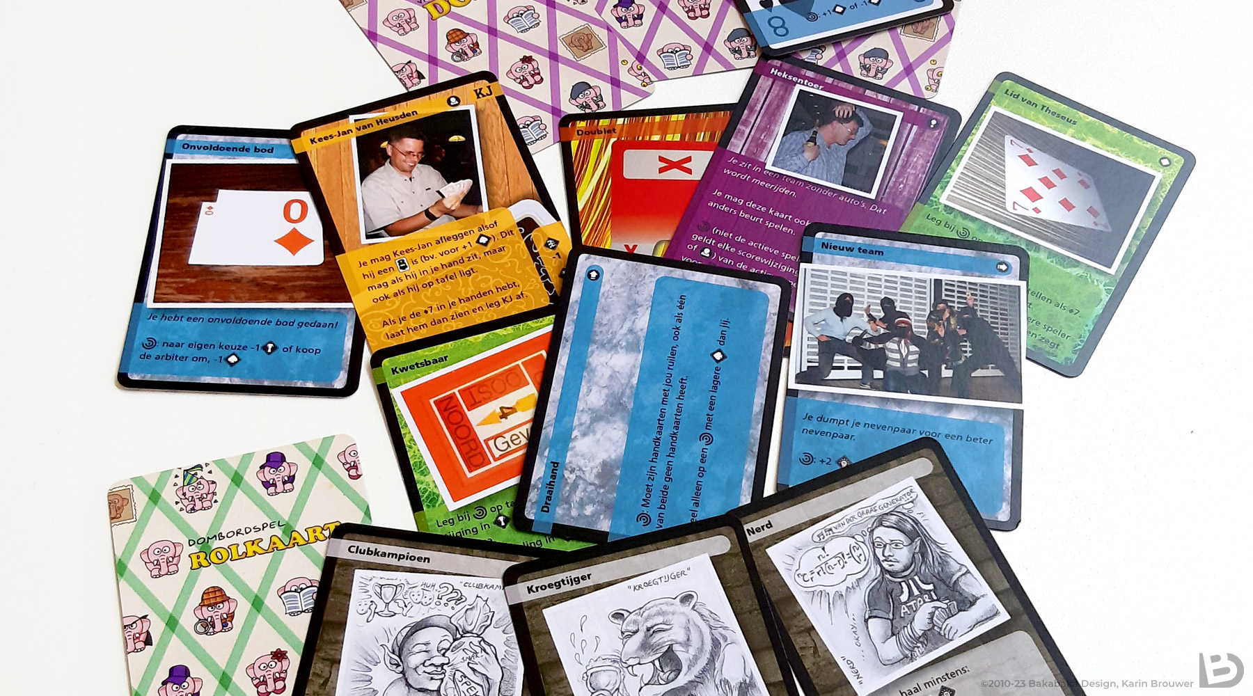verzameling van een aantal kaarten uit het ontwerp van en kaartspel voor een bridgeclub, uitgespreid op een tafel